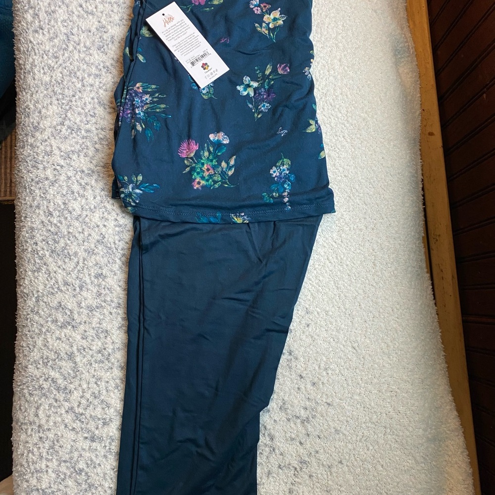 Lug Bouquet Navy Floral Apparel